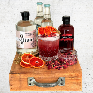 ByBillund-cocktail med jordbær sirup-blodappelsin-garnish-tørret rosenblade-cocktails-BillundGin-