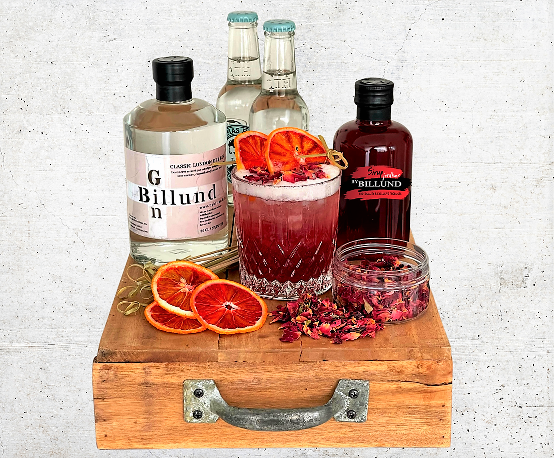 ByBillund-cocktail med jordbær sirup-blodappelsin-garnish-tørret rosenblade-cocktails-BillundGin-