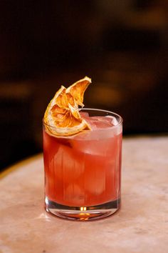 Frugtdrys kan bruges som en interessant og smagfuld ingrediens i cocktails. Det kan tilsættes som drys eller drys på toppen af ​​cocktailen for at give den ekstra smag og farve, eller det kan tilsættes til en blender eller shaker for at give cocktailen en frugtagtig smag og konsistens.
