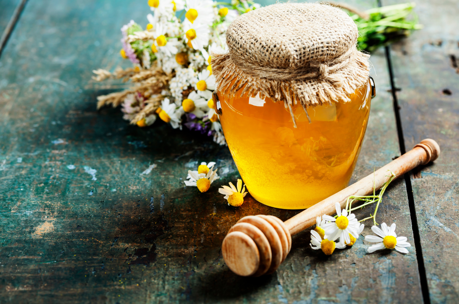 Honning fra vores egen bigaard er en unik og eftertragtet delikatesse, der er kendt for sin smag og kvalitet. Produceret af vores egne bier i naturen i og omkring Billund. Honning fra vores egen bigaard er også kendt for sin særlige smag, duft og farve. Honning er en sund, og naturligt sødemiddel, der kan variere afhængigt af de blomster, som bierne har samlet nektar fra.